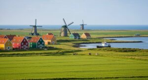 Typische dänische Küstenlandschaft mit bunten Häusern, Windmühlen und ruhigem Meer – Dänemark, der Nachbar im Norden.