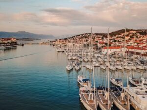 Ist es möglich, eine Yacht täglich zu mieten?