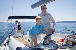 Wie viele Personen sind maximal an Bord der FNMA Charters Yachten erlaubt?