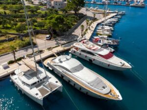 Wenn ich keinen Skipper einstellen möchte, welche Lizenzen benötige ich, um eine Yacht zu segeln?