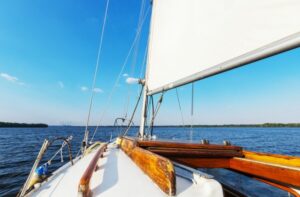Muss ich immer noch eine Kaution zahlen, wenn ich eine Yacht mit einem Skipper oder einer Crew chartere?