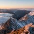 Sonnenaufgang auf dem Berggipfel